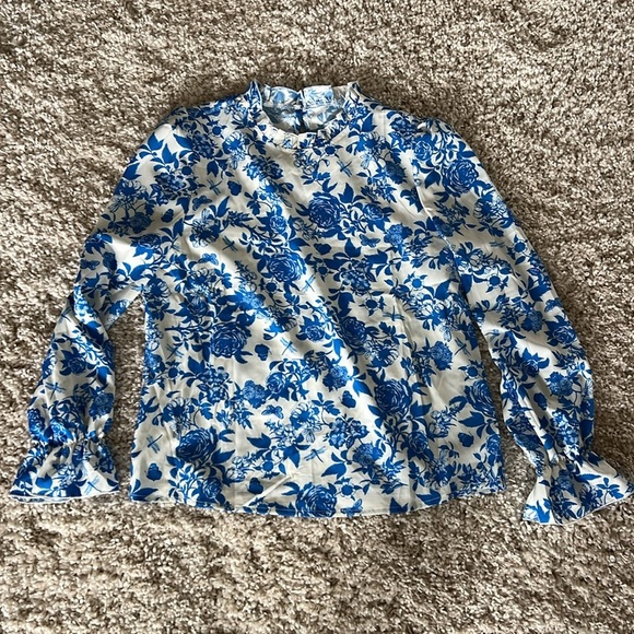 NWOT Floral Blue and White Women's Top - Picture 2 of 8